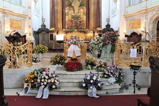 Trauerfeier mit Sarg in einer Kirche