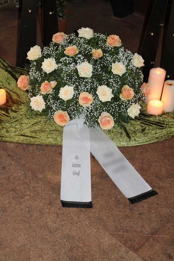 Champagner und aprikot Rosen mit Schleierkraut