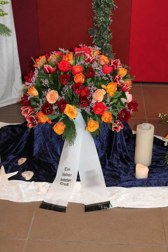 Tulpen und Rosen, rot und orange