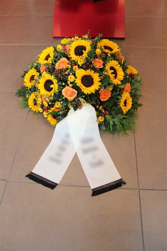 Sonnenblumen und Rosen in aprikot