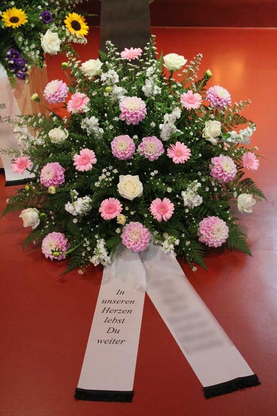 Weiße Rosen, lila Dahlien, rosa Gerbera