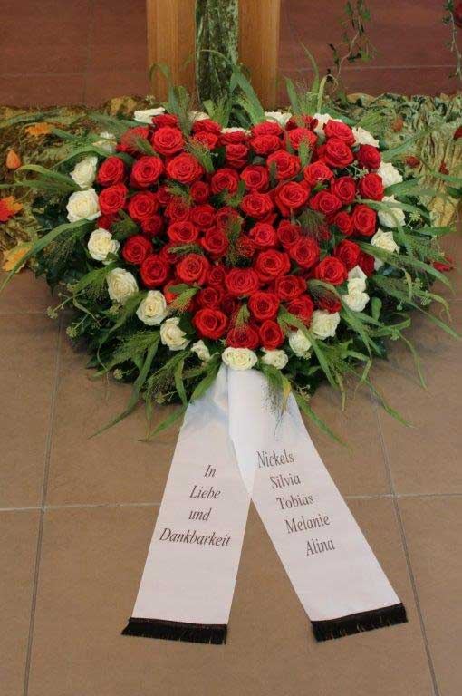 Rote und champ. Rosen mit Gräsern