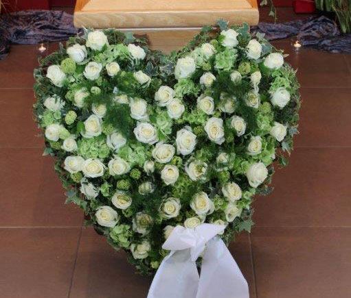 Weiße Rosen, Hortensien