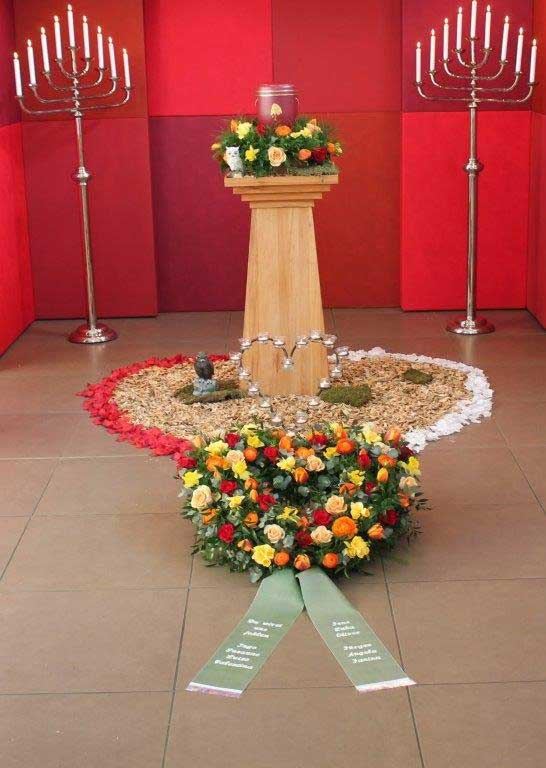 Herzen (Holzspäne, Metall, Blumen)