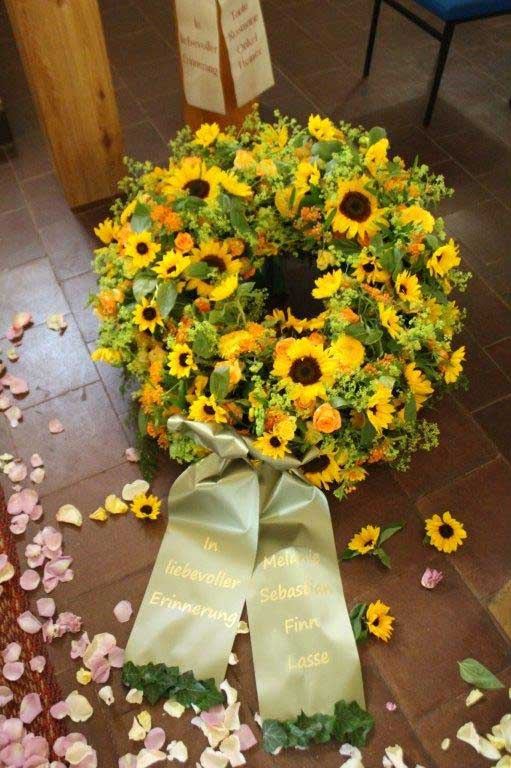 Sonnenblumen, gelbe Rosen