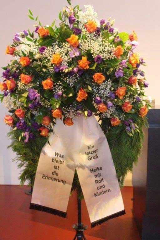 Orangene u. lila Rosen mit Septemberkraut