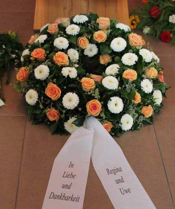 Biedermeierkranz weiße Gebera, orangene Rosen