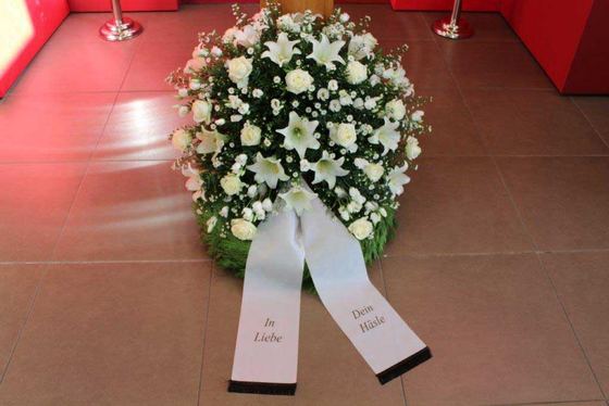 Weiße Lilien, cremefarbene Rosen