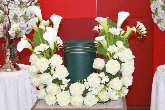 Weiße Rosen, weiße Freesien und weiße Calla