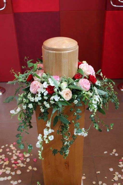 Rote und rosa Rosen, Efeu, Septemberkraut