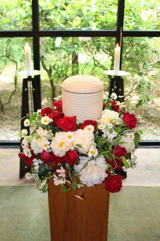 Rote Rosen, Margeriten, Lisianthus