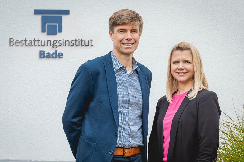 André Bade und Nina Holena vor dem Stammhaus in Wedel