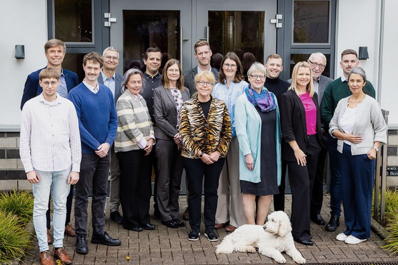 Das Team des Bestattungsinstituts Bade vor dem Stammhaus in Wedel